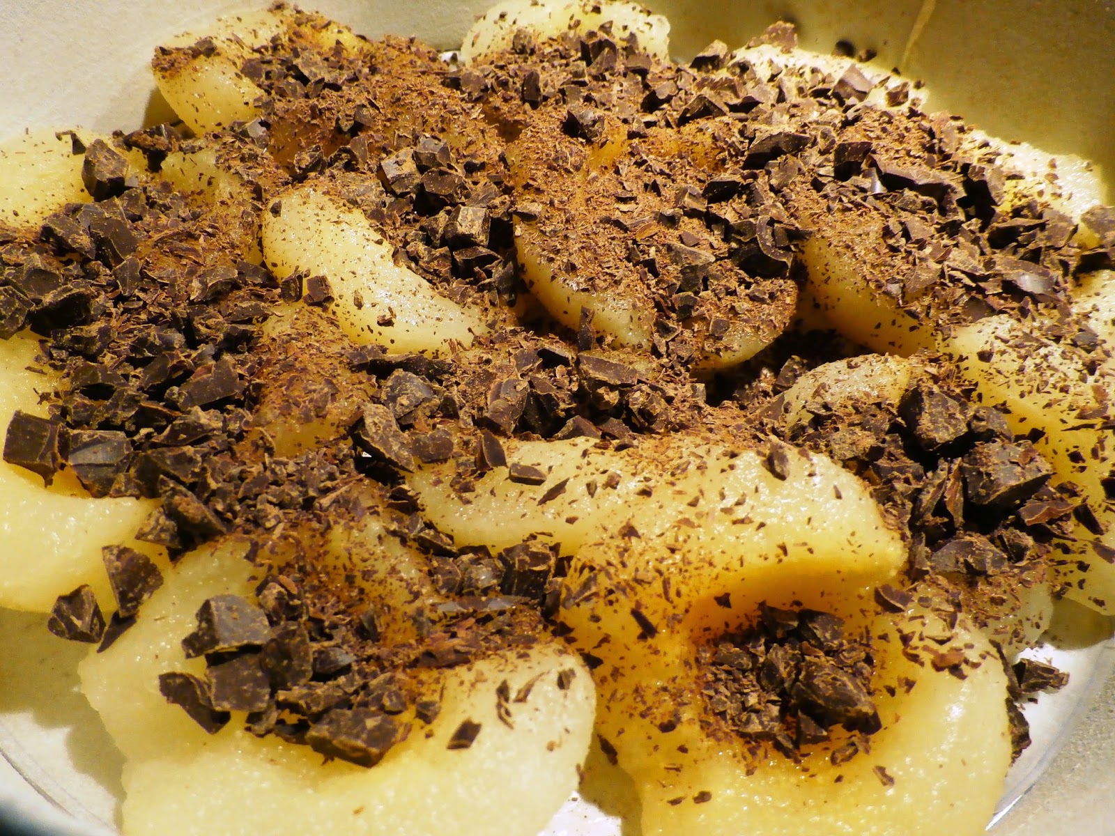 Gruszki ułożone w tortownicy, posypane czekoladą.